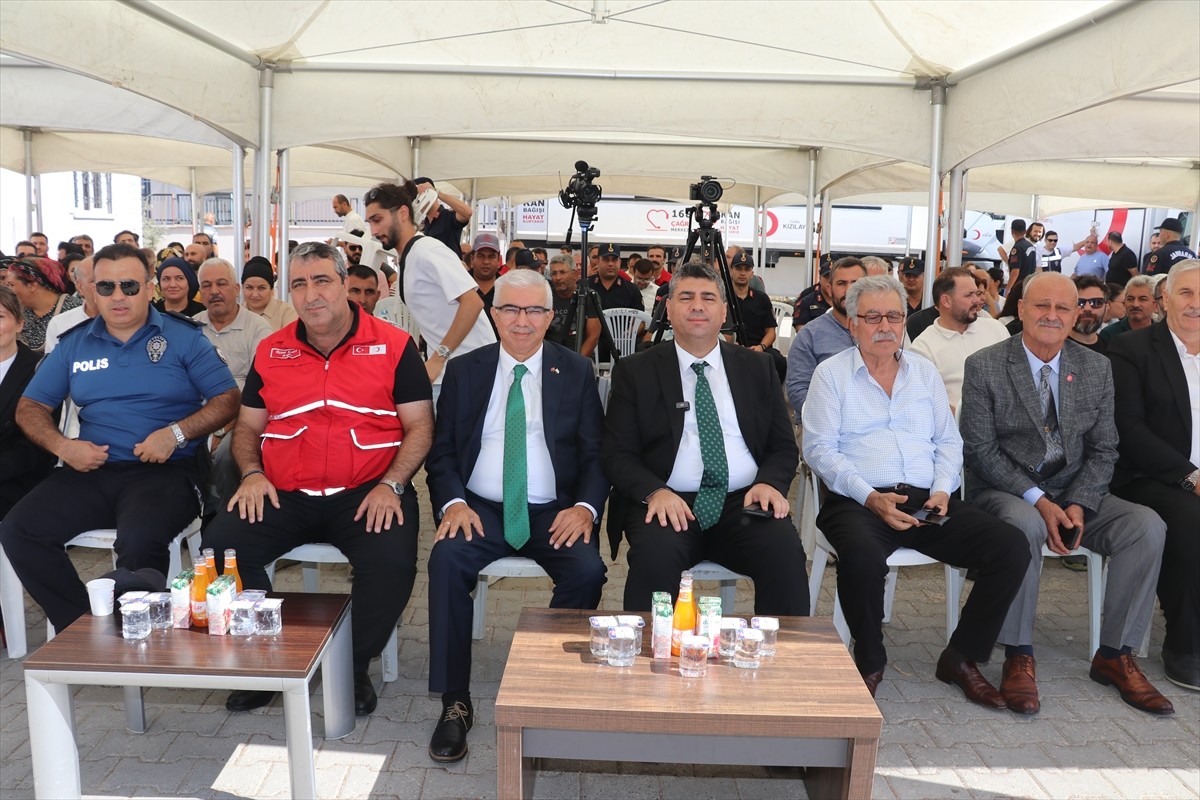 Türk Kızılay tarafından Adana'da küçük üreticilere gübre, tohum ve tarımsal ilaçtan oluşan hediye...