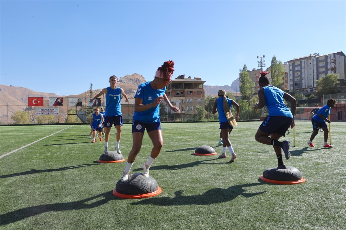 Turkcell Kadın Futbol Ligi'nde mücadele eden Hakkarigücü'nün yanı sıra Yüksekovaspor Kadın Futbol...