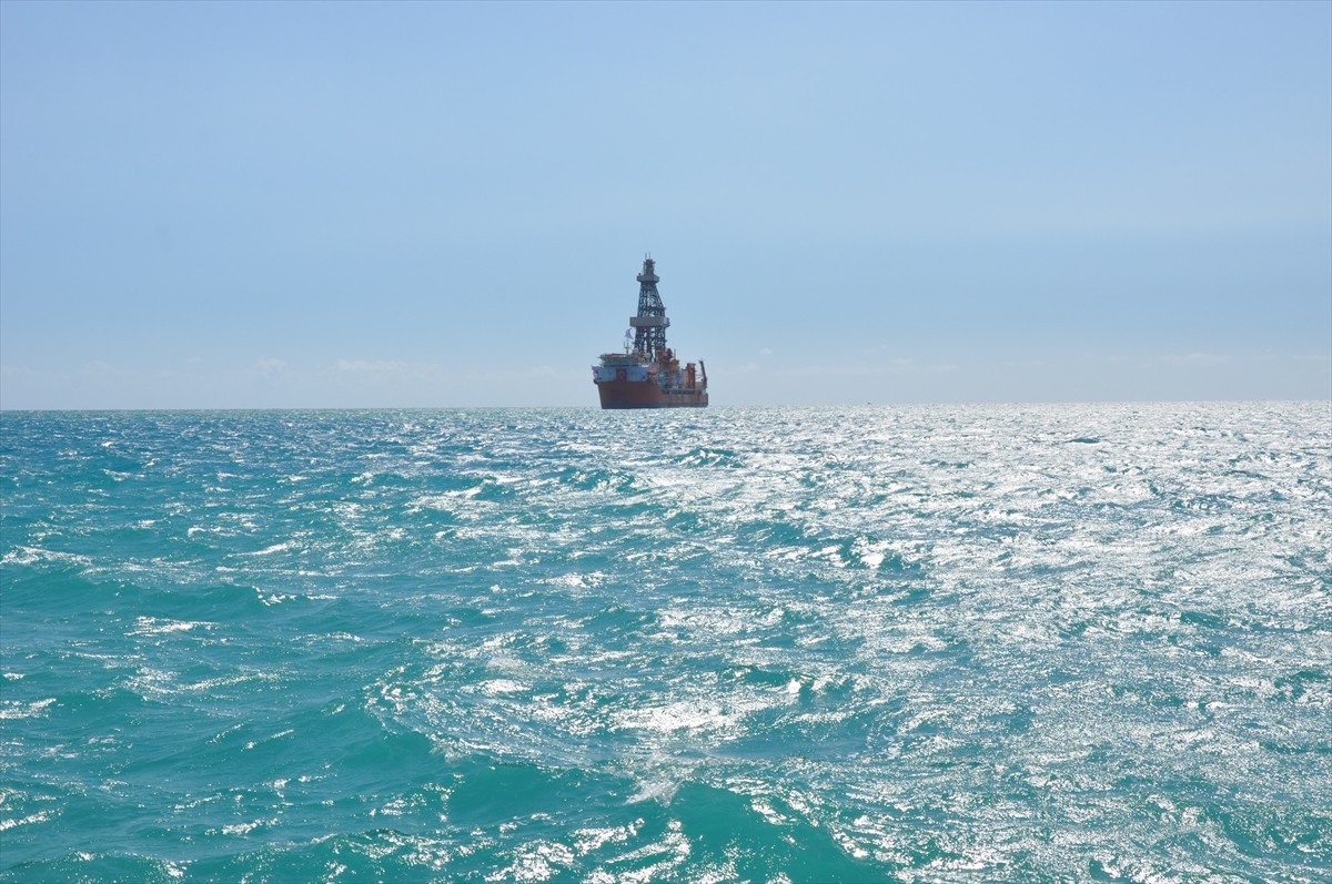 Türkiye'nin enerji filosuna katılan iki yeni sondaj gemisinden ilki, Mersin'in Taşucu Limanı...