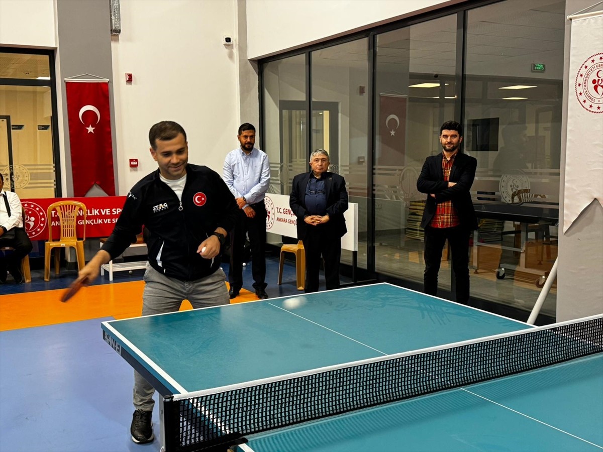 Türkiye Masa Tenisi Federasyonu (TMTF) Başkanı Kerim Koç, Ankara'daki sporculara moral ziyaretinde...