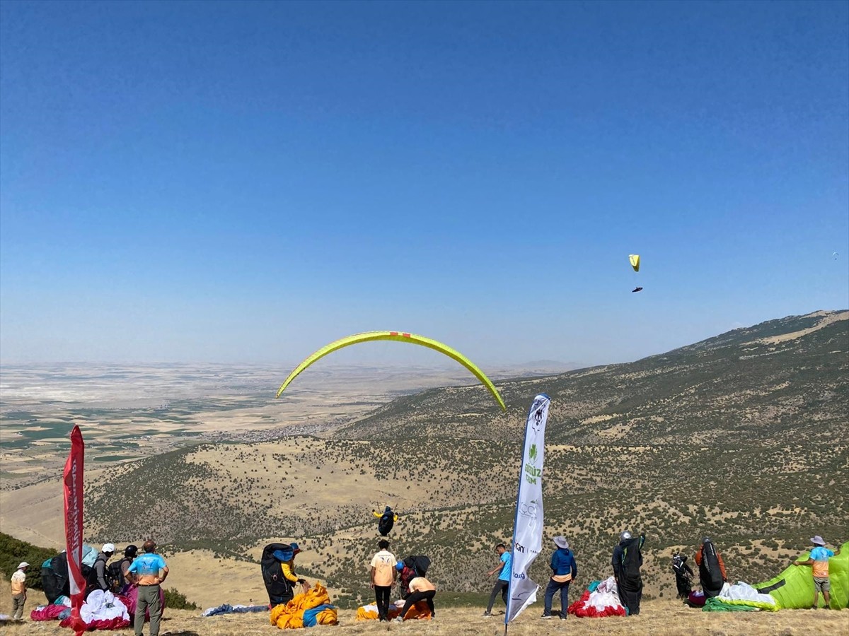 Türkiye Yamaç Paraşütü Mesafe Yarışması Konya'da başladı. Türkiye Hava Sporları Federasyonunun...