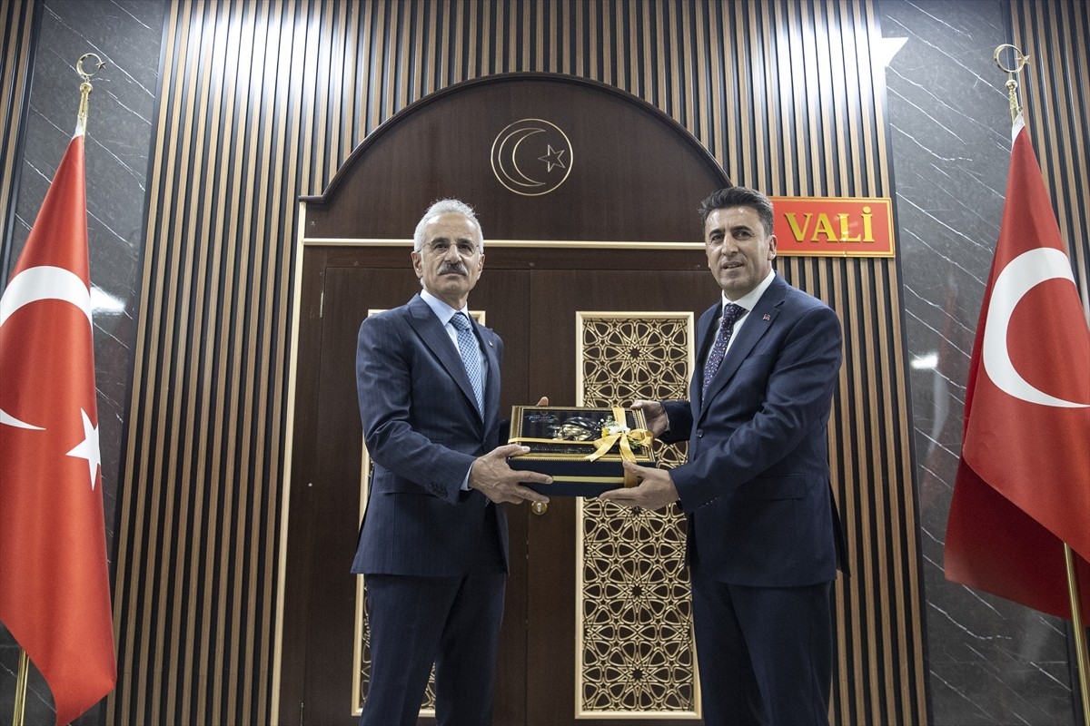 Ulaştırma ve Altyapı Bakanı Abdulkadir Uraloğlu (solda), Tunceli Valiliğine ziyarette bulundu....