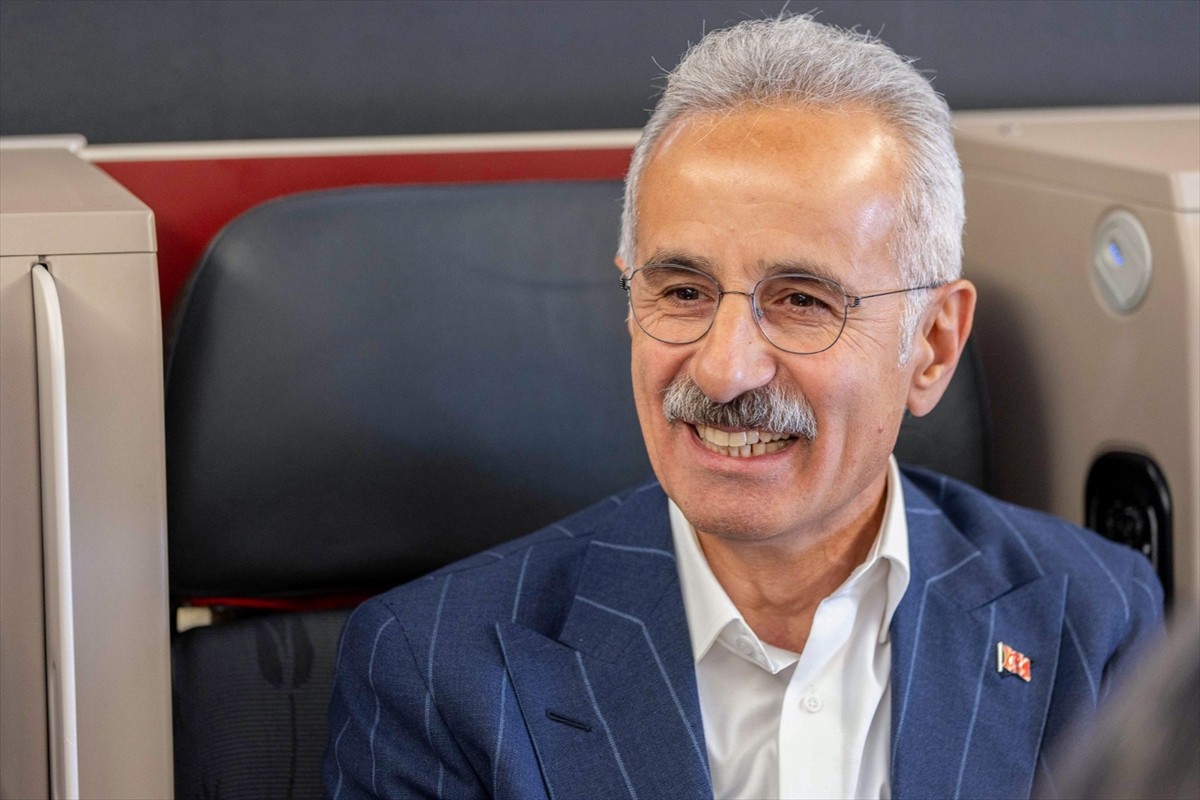 Ulaştırma ve Altyapı Bakanı Abdulkadir Uraloğlu, Türk Hava Yollarının (THY) İstanbul-Sevilla...