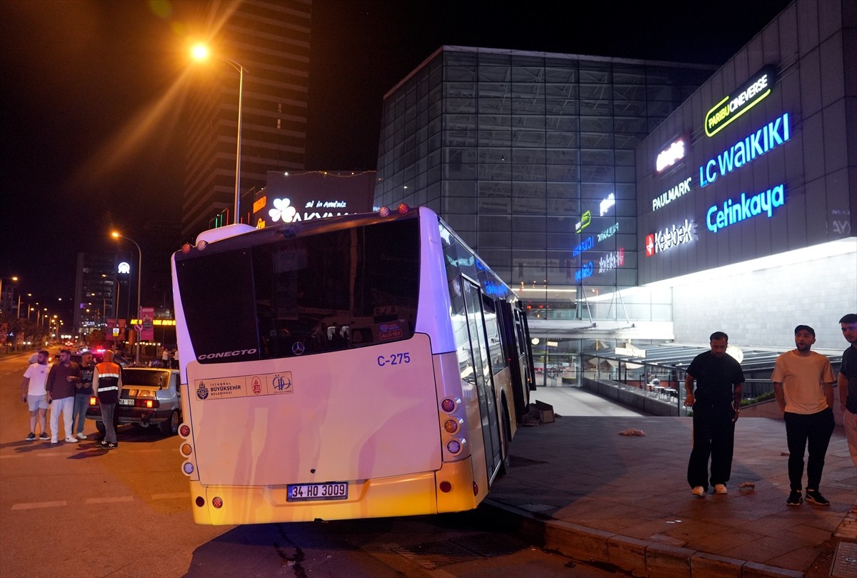 Ümraniye'de İETT otobüsü ile otomobilin çarpışması sonucu 1'i ağır 2 kişi yaralandı. İhbar üzerine...
