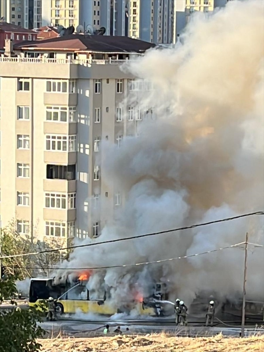 Ümraniye'de yolcuların bulunduğu İETT otobüsü, seyir halindeyken yanarak kullanılamaz hale...