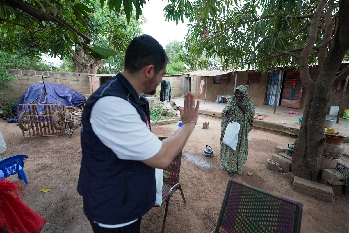 Umut Yolcuları Derneği, Mali'de gerçekleştirdiği yardım faaliyetleriyle ihtiyaç sahiplerinin...