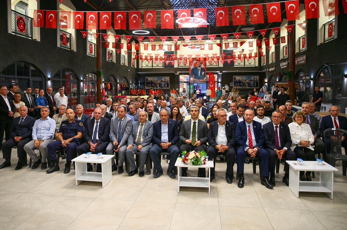 Uşak'ta Ahilik Haftası kutlamalarında 50 yıldır saat tamirciliği yapan 77 yaşındaki Ali Yılmaz'a...