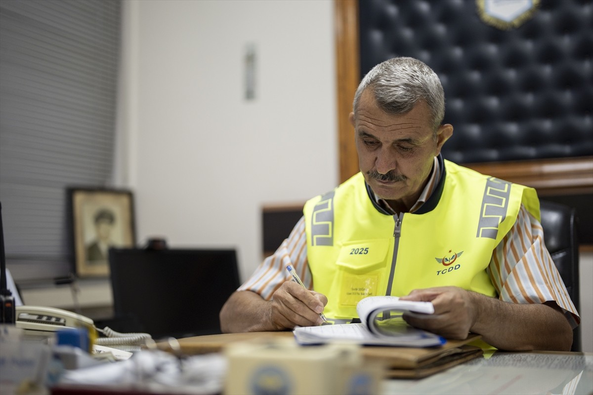 Uşak'ta dedesi ve babasının ardından üçüncü kuşak olarak, Türkiye Cumhuriyeti Devlet Demiryolları...