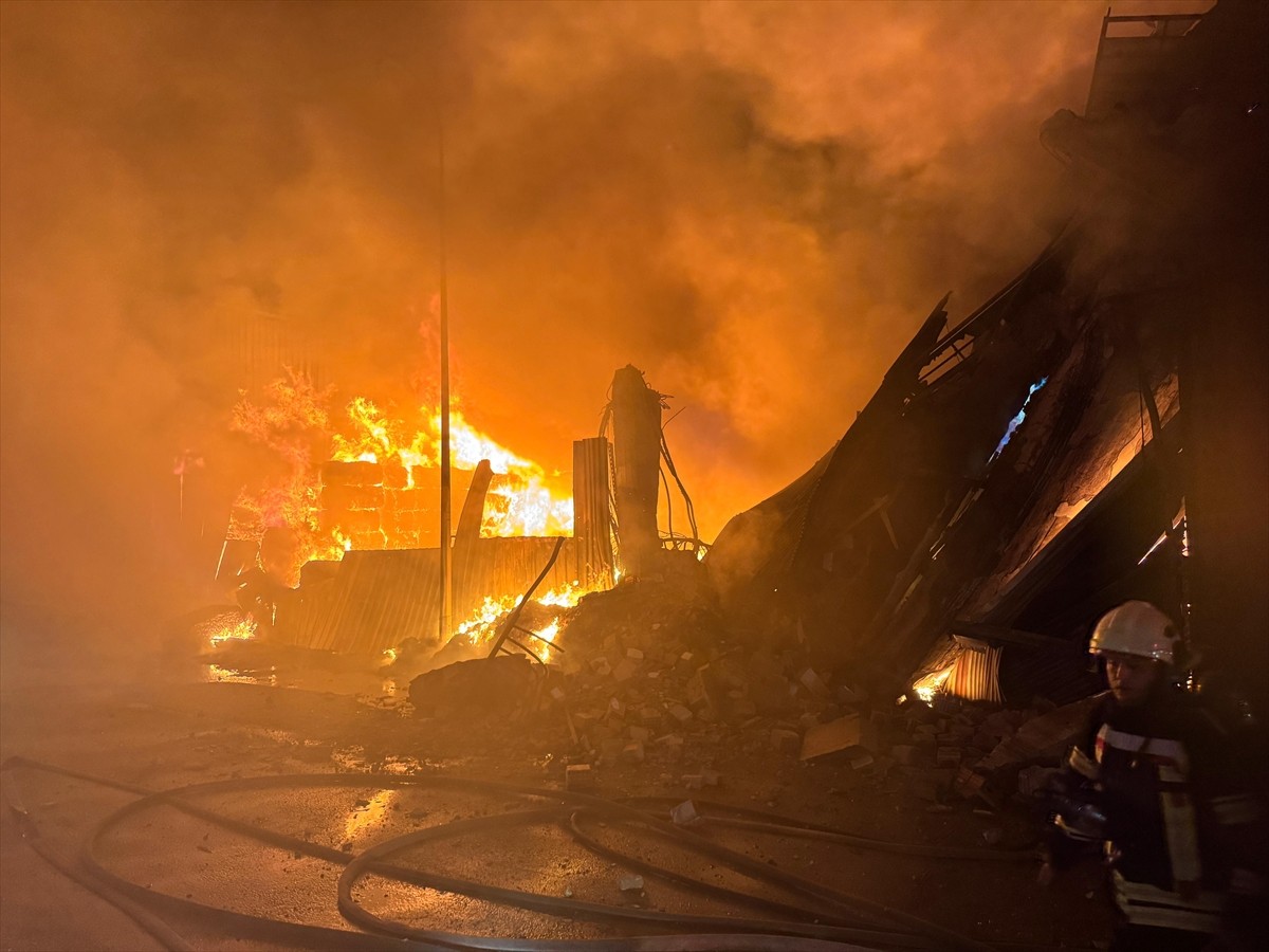 Uşak'ta tekstil fabrikası ve deposunda çıkan yangına ekiplerce müdahale ediliyor. 