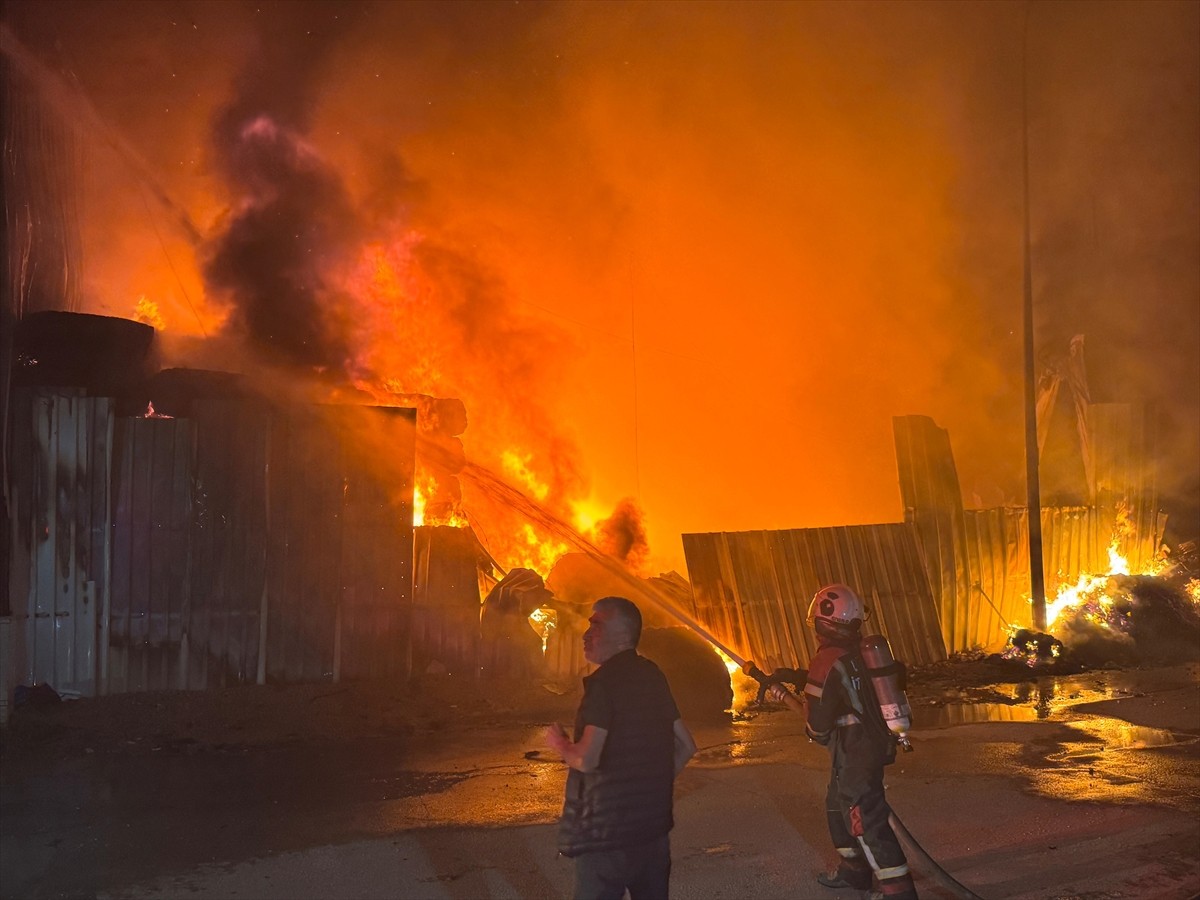 Uşak'ta tekstil fabrikası ve deposunda çıkan yangına ekiplerce müdahale ediliyor. 