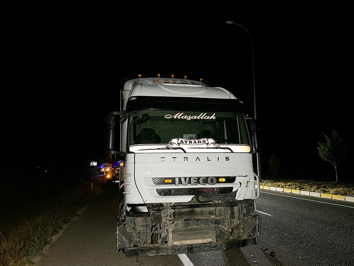 Uşak'ta tırla çarpışan otomobildeki 1 kişi öldü, 1 kişi ağır yaralandı. 