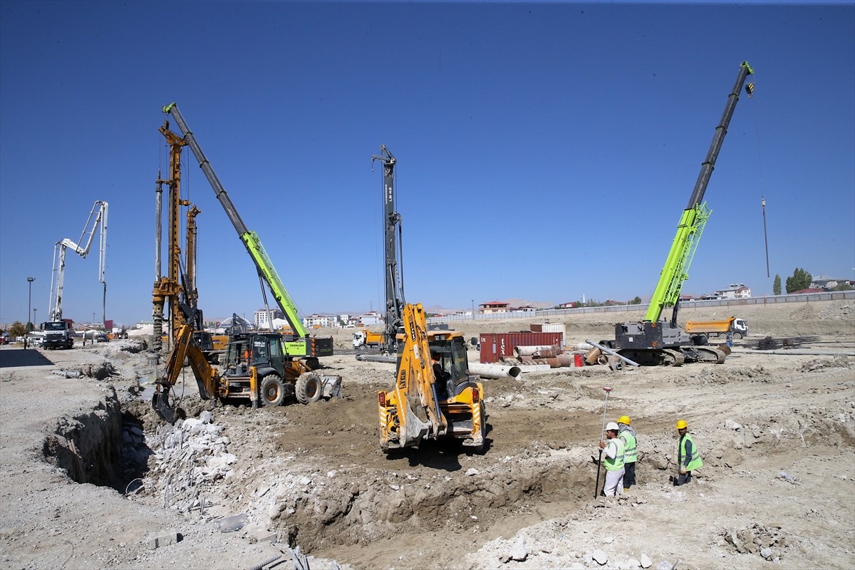 Van'ın Edremit ilçesinde şehir hastanesi kurulması amacıyla bünyesinde 210 ek poliklinik, 40...