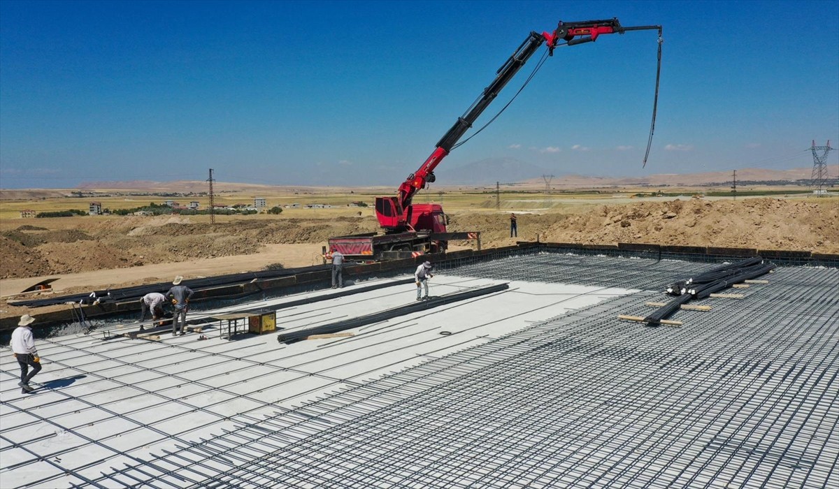 Van Büyükşehir Belediyesi tarafından Van-Erciş kara yolunda yapımına başlanan şehirler arası...