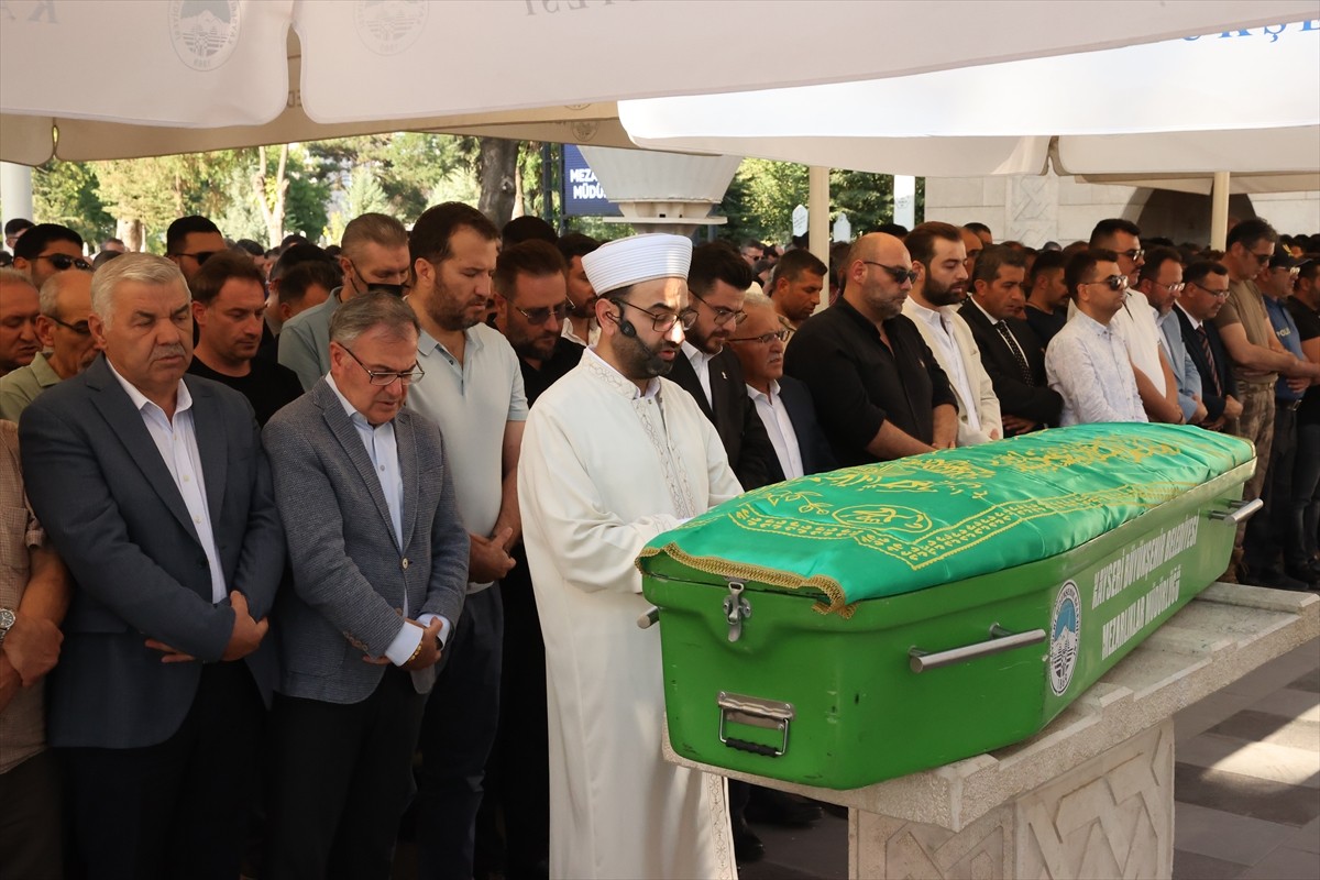 Yapımcı ve senarist Mehmet Bozdağ'ın (sol arka 3) 65 yaşında vefat eden babası İlhan Bozdağ'ın...