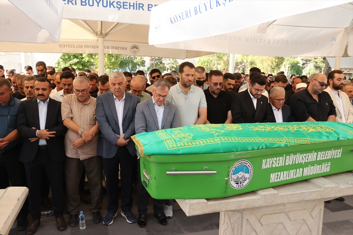 Yapımcı ve senarist Mehmet Bozdağ'ın (sol arka 3) 65 yaşında vefat eden babası İlhan Bozdağ'ın...