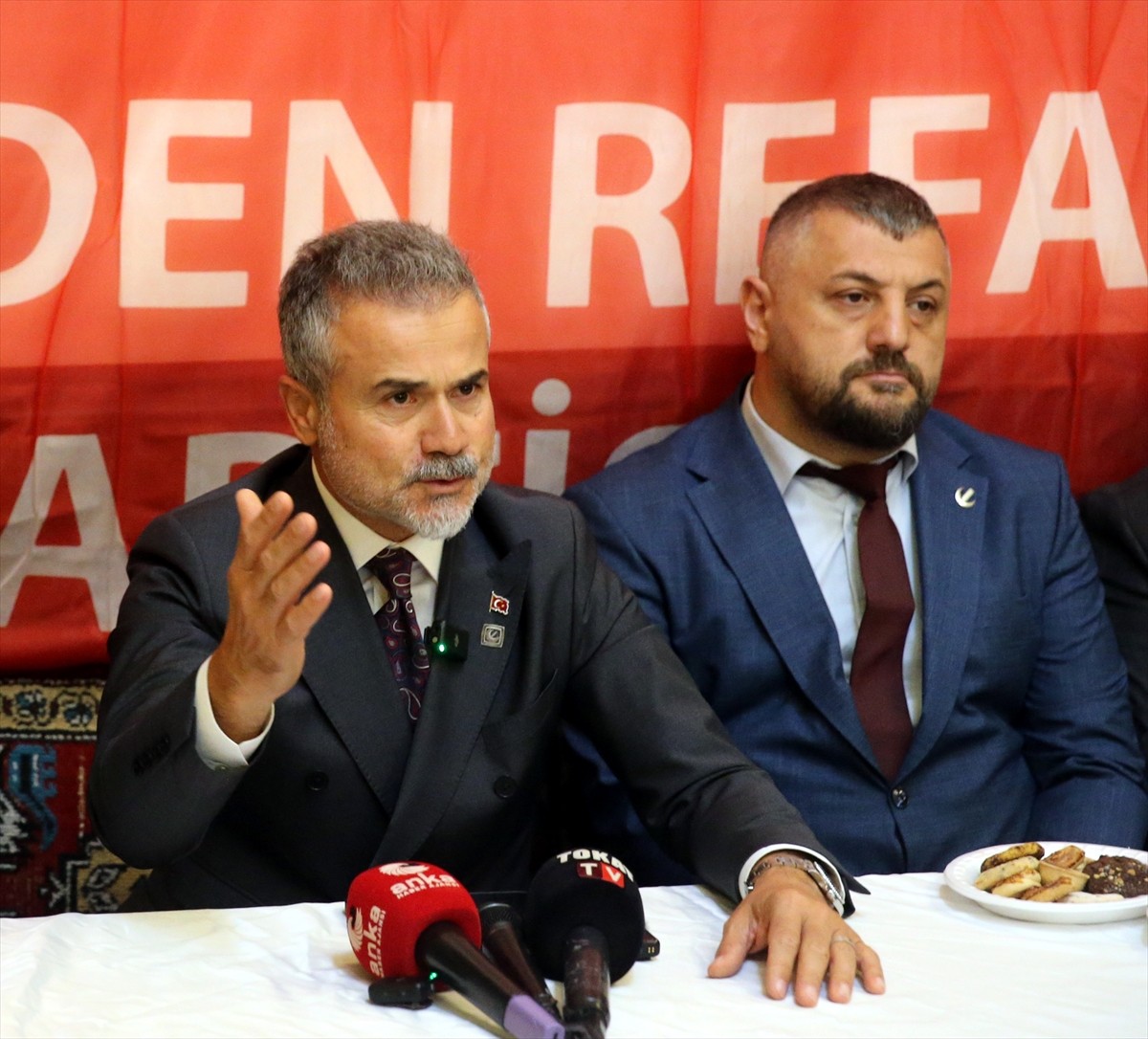 Yeniden Refah Partisi Genel Başkan Yardımcısı Suat Kılıç (ortada), Tokat'taki bir restoranda...