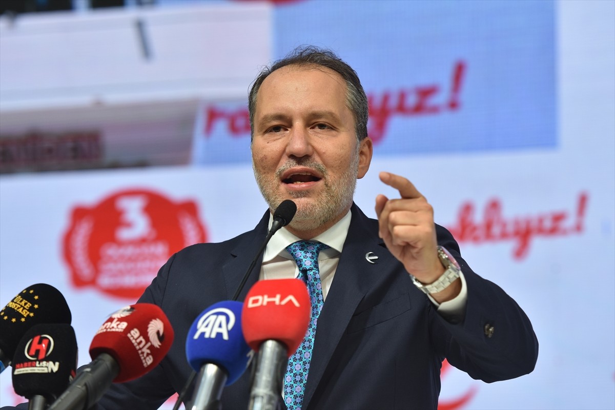 Yeniden Refah Partisi Genel Başkanı Fatih Erbakan, Sakarya'da partisinin 3. Olağan İl Kongresi'ne...