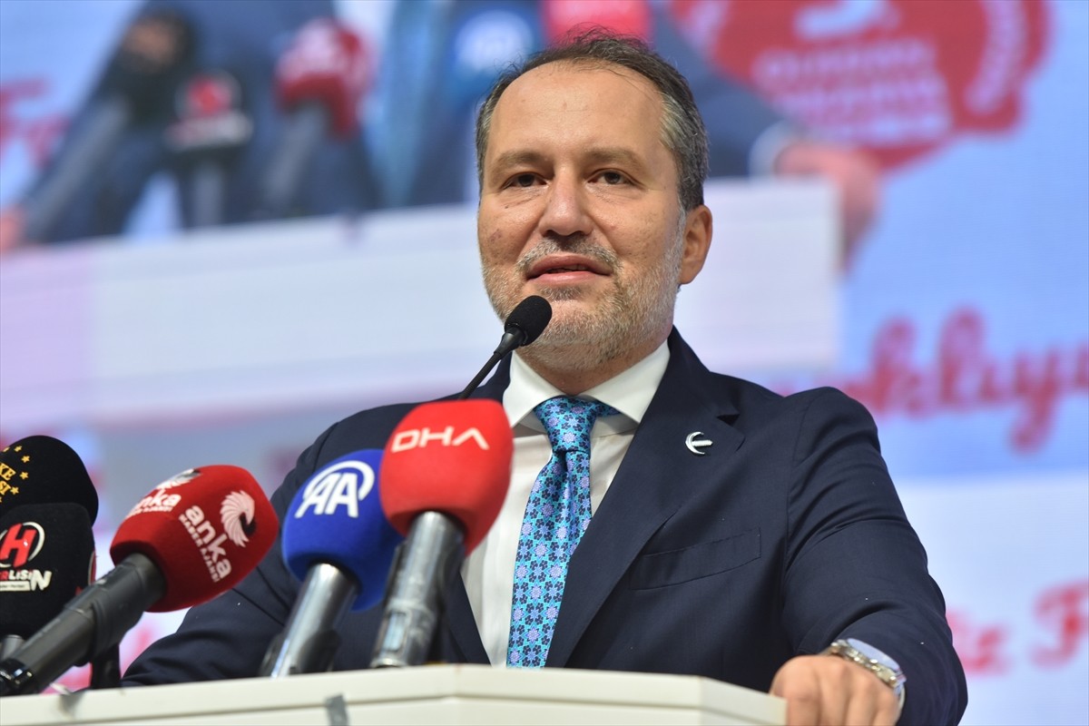 Yeniden Refah Partisi Genel Başkanı Fatih Erbakan, Sakarya'da partisinin 3. Olağan İl Kongresi'ne...