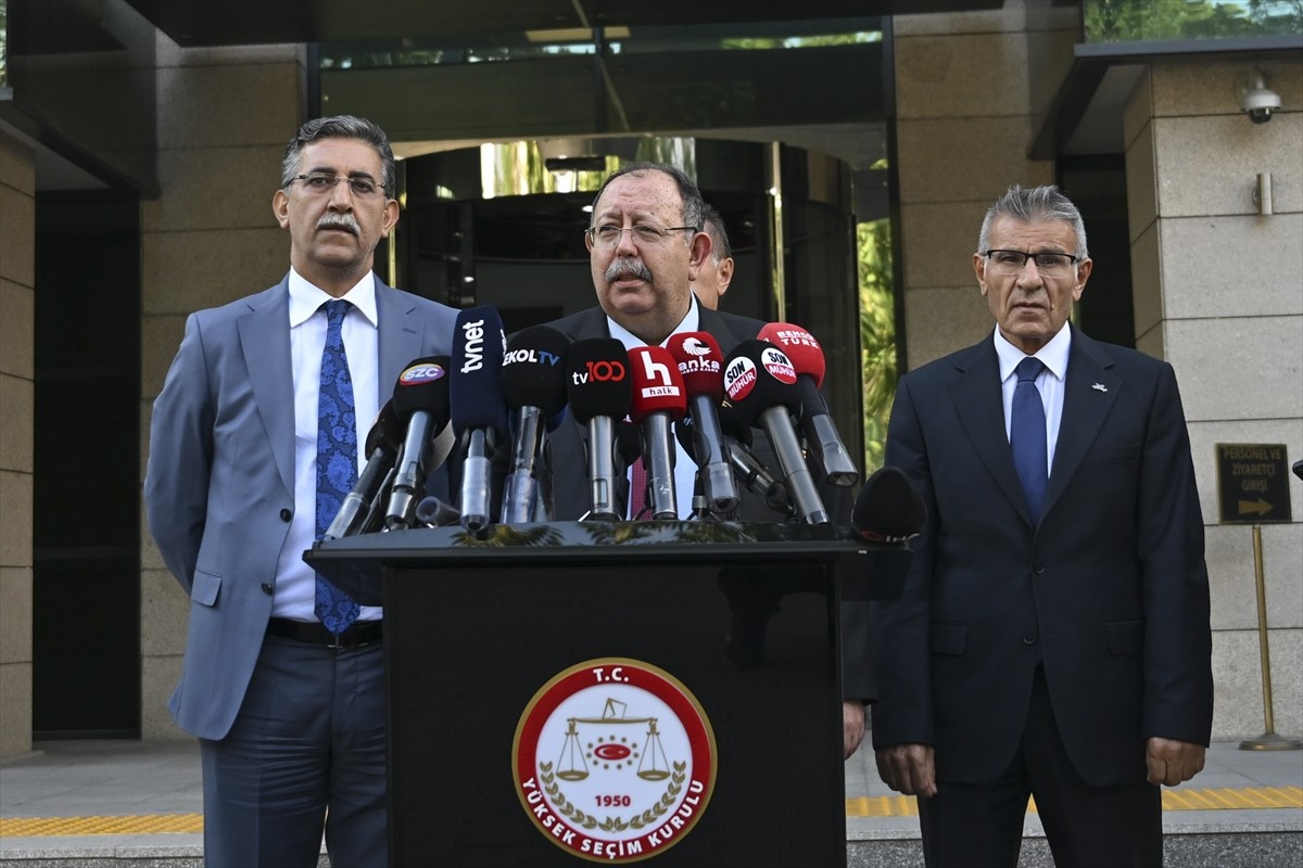 YSK Başkanı Ahmet Yener (solda), CHP'nin İstanbul'da 5 ilçedeki kongrelerinin durdurulması...