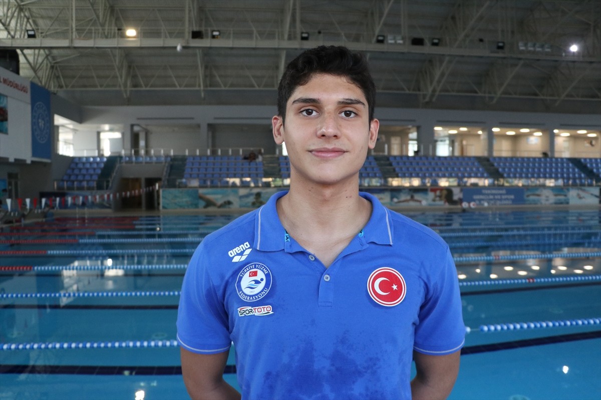 Yüzmede 6 Türkiye şampiyonluğu ve farklı kategorilerde 90 madalyası bulunan genç milli sporcu Emre...
