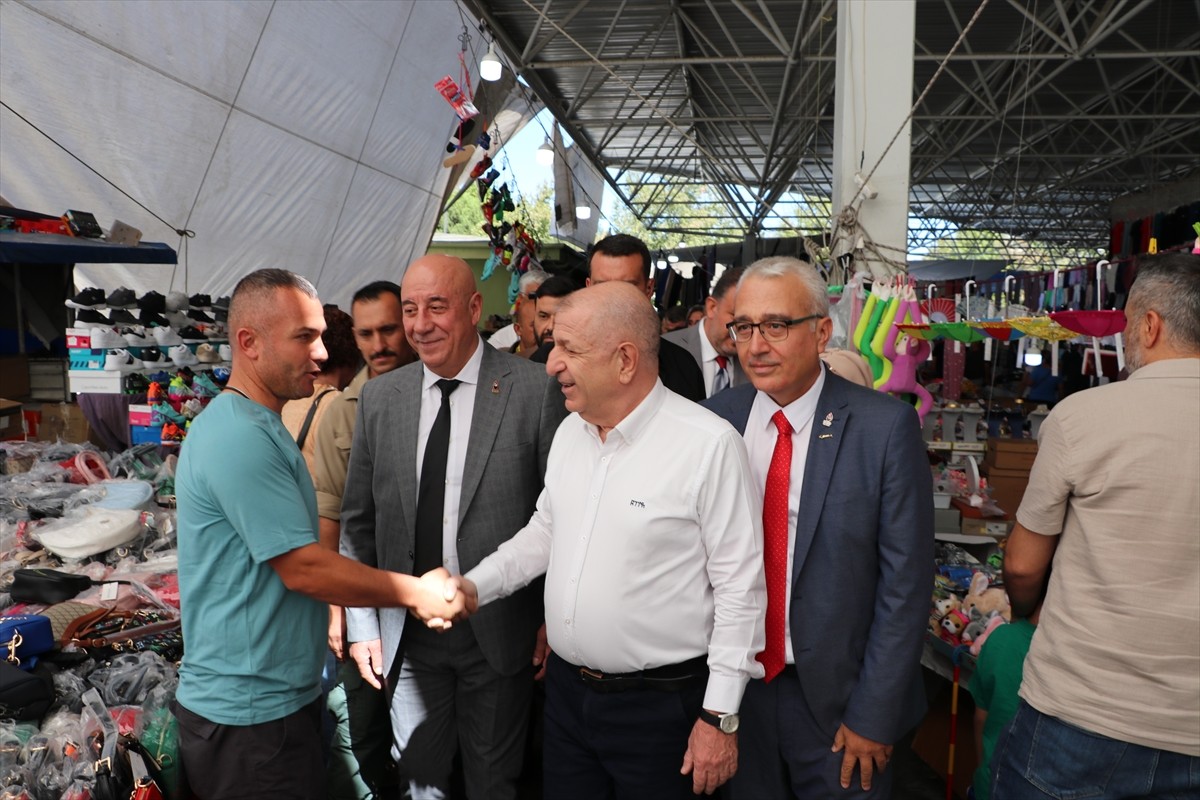 Zafer Partisi Genel Başkanı Ümit Özdağ, Gaziantep'te semt pazarını ziyaret etti, alışveriş yapan...