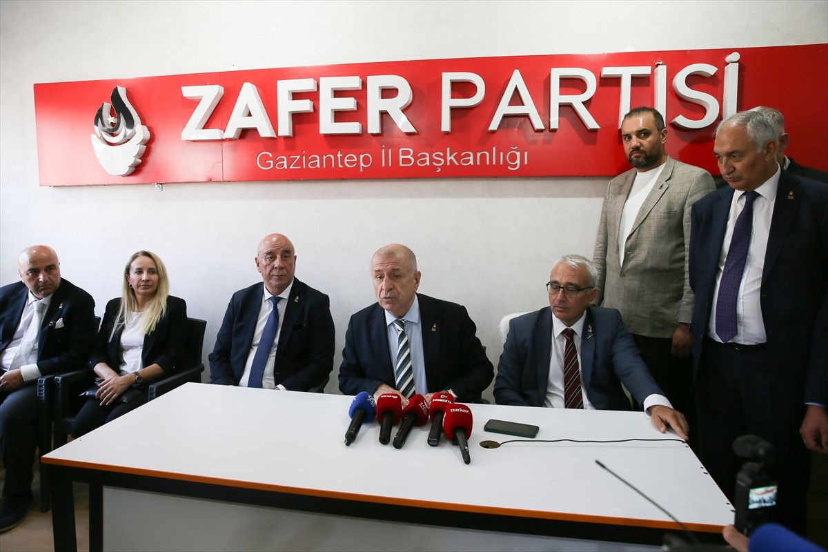 Zafer Partisi Genel Başkanı Ümit Özdağ, partisinin Gaziantep il başkanlığının açılışını...