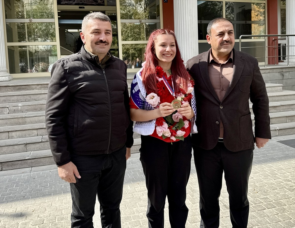 19 Yaş Altı Avrupa Boks Şampiyonası'nda ikinci kez altın madalyanın sahibi olan milli sporcu Yonca...