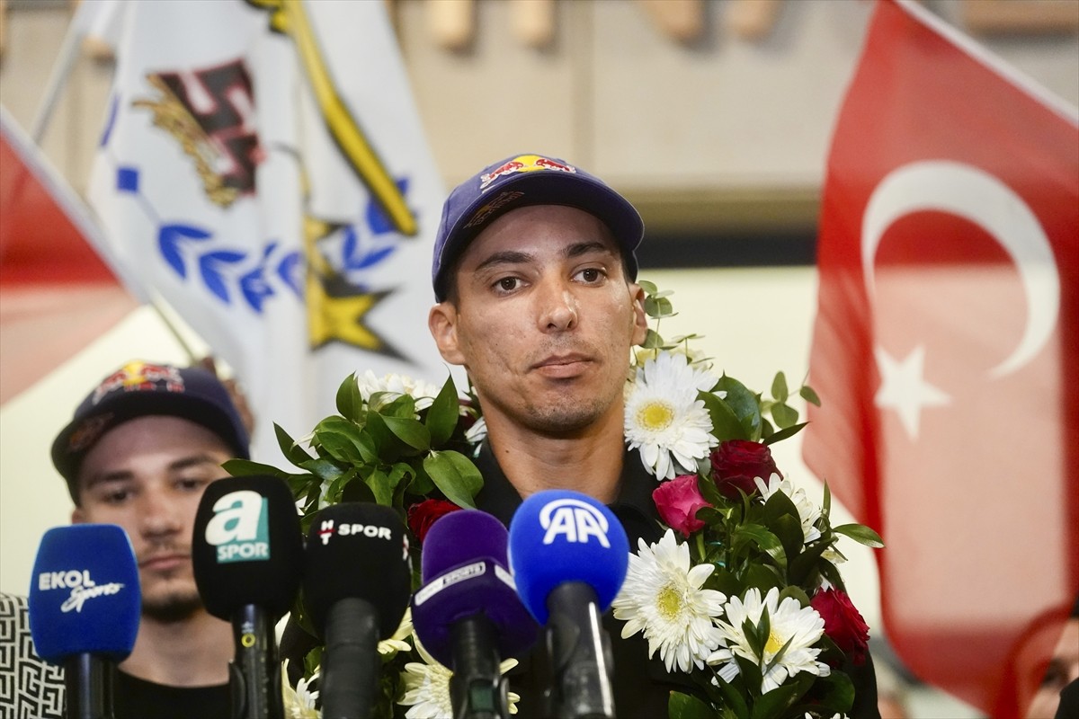 2025 Dünya Superbike şampiyonu Toprak Razgatlıoğlu, Türkiye'ye döndü. 2025 Dünya Superbike...