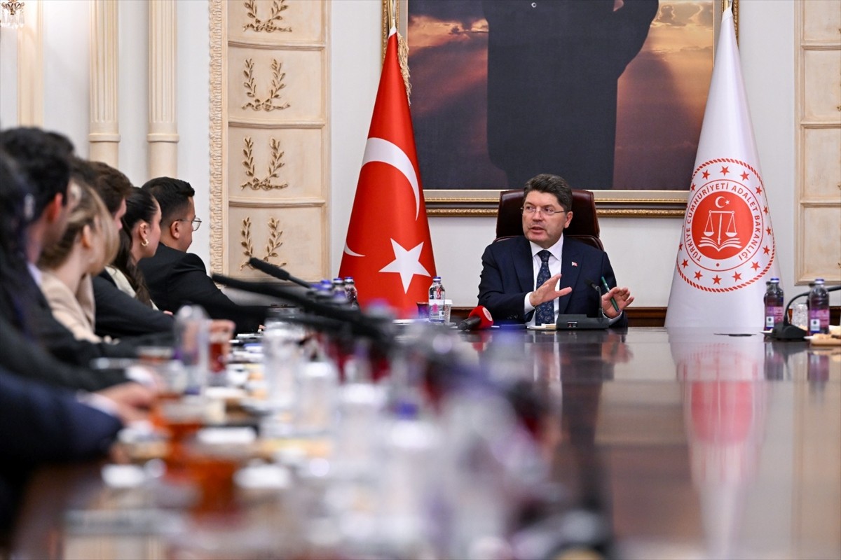 Adalet Bakanı Yılmaz Tunç, İzmir Ekonomi Üniversitesinin Siyaset Platformu Kulübü öğrencileriyle...