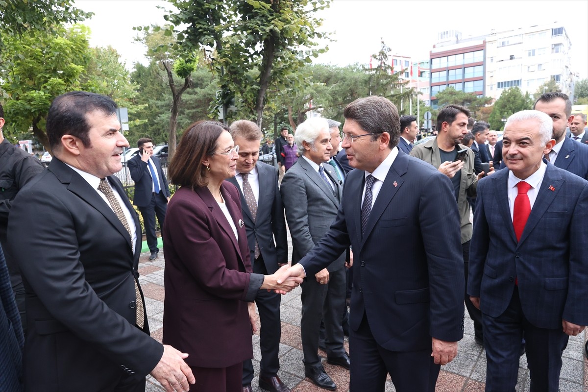 Adalet Bakanı Yılmaz Tunç, Kırklareli'nde Valiliği ziyaret etti. Tunç'u, Kırklareli Valisi Uğur...