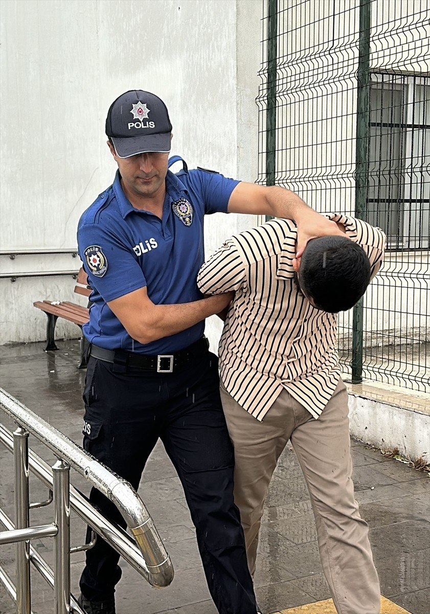Adana'da aracına çakar takarak başında kaskla kendini polis olarak tanıtıp boşanma aşamasındaki...