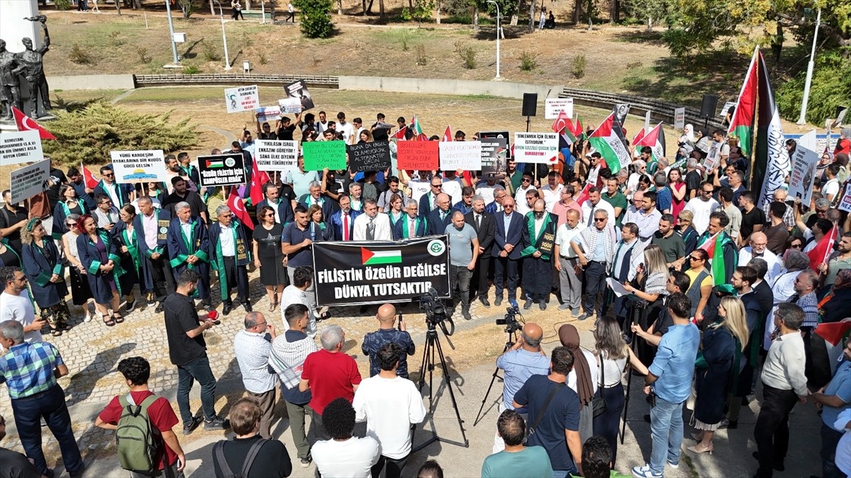 Adana'da Çukurova Üniversitesi (ÇÜ) tarafından Filistin'e destek için yürüyüş organize...