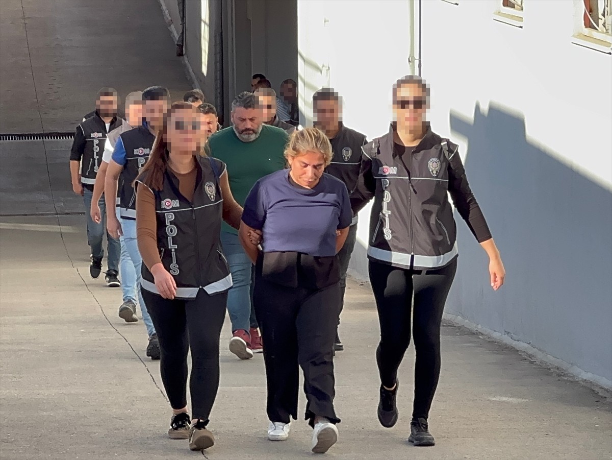 Adana'da kendilerini kamu görevlisi olarak tanıtarak dolandırıcılık yaptıkları iddiasıyla...