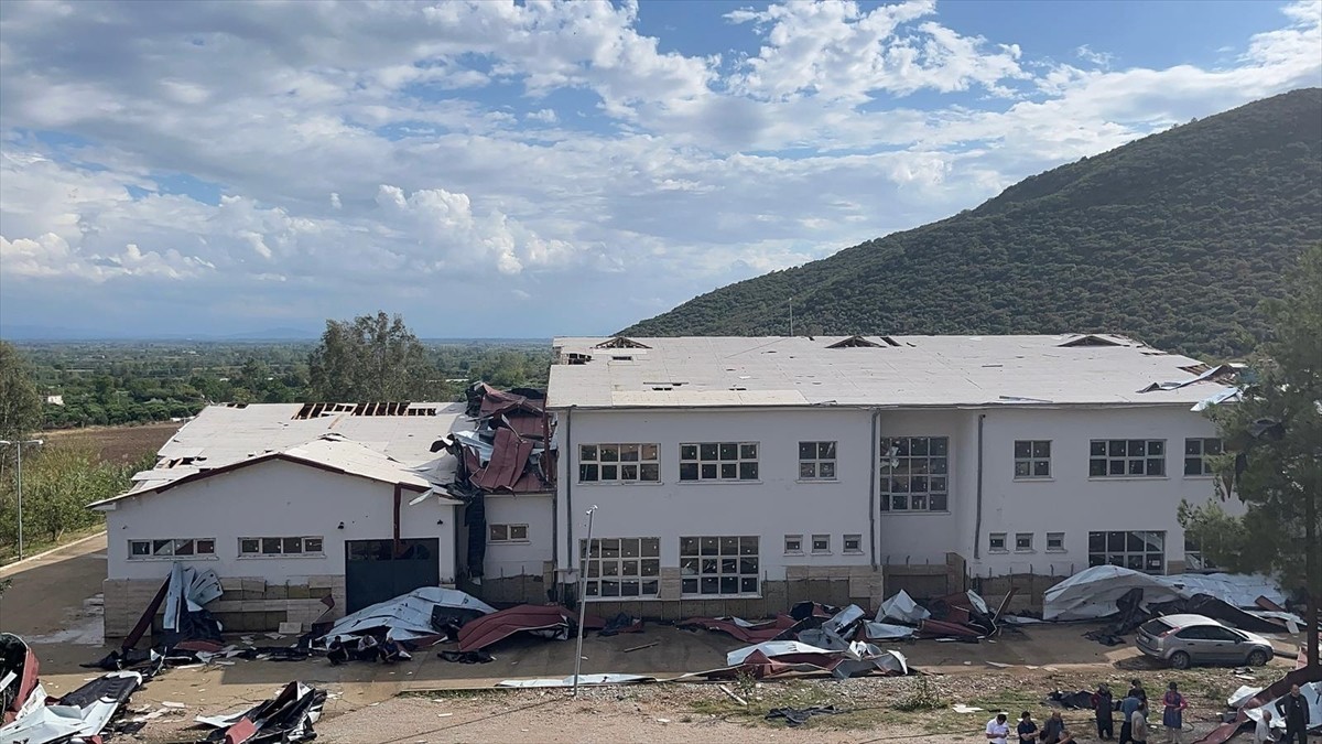 Adana'nın Kozan ilçesinde etkili olan sağanak ve fırtına nedeniyle uçan okul çatısı, park...