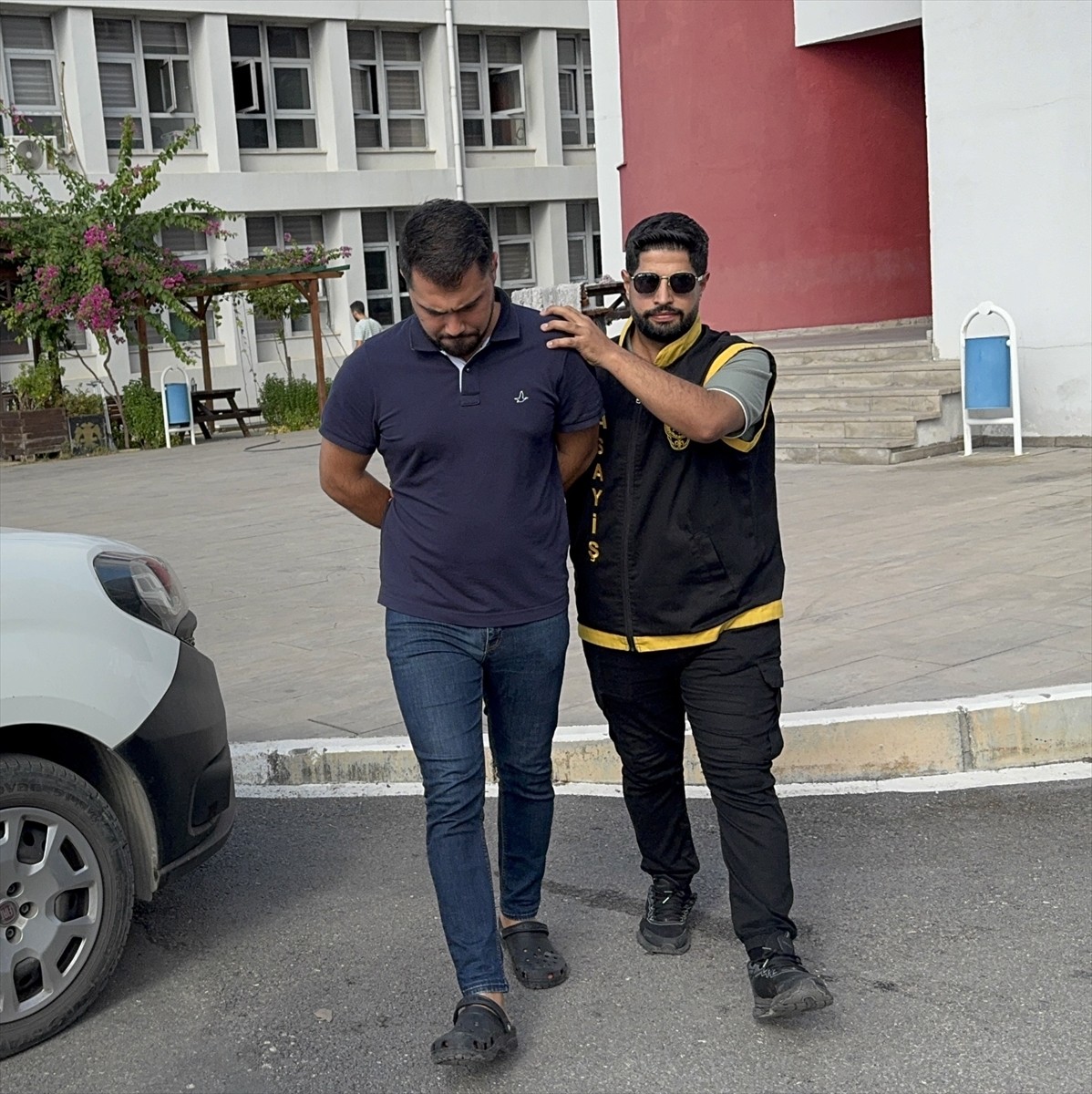 Adana'nın merkez Çukurova ilçesinde bir kişinin otomobilde ölü bulunmasıyla ilgili gözaltına...