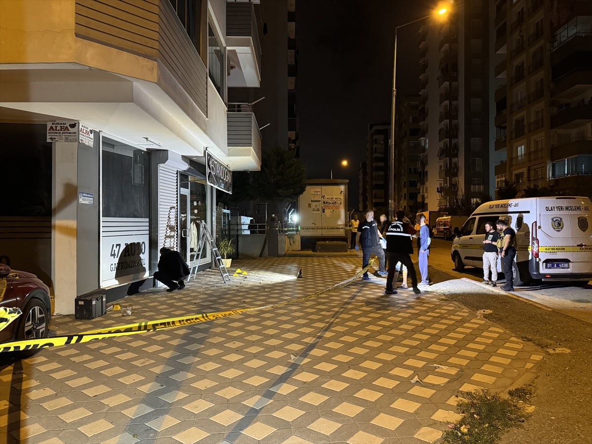 Adana'nın merkez Seyhan ilçesinde bir iş yerine el yapımı patlayıcı atıldı.