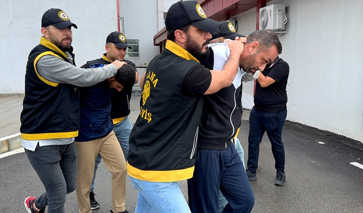 Adana'nın merkez Seyhan ilçesinde pastanenin girişine pimi çekilmemiş el bombası atılmasına...
