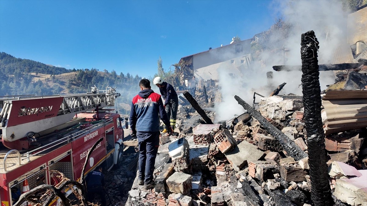 Adana'nın Saimbeyli ilçesinde yangın çıkması nedeniyle çöken evdeki 2 kişi yaşamını...