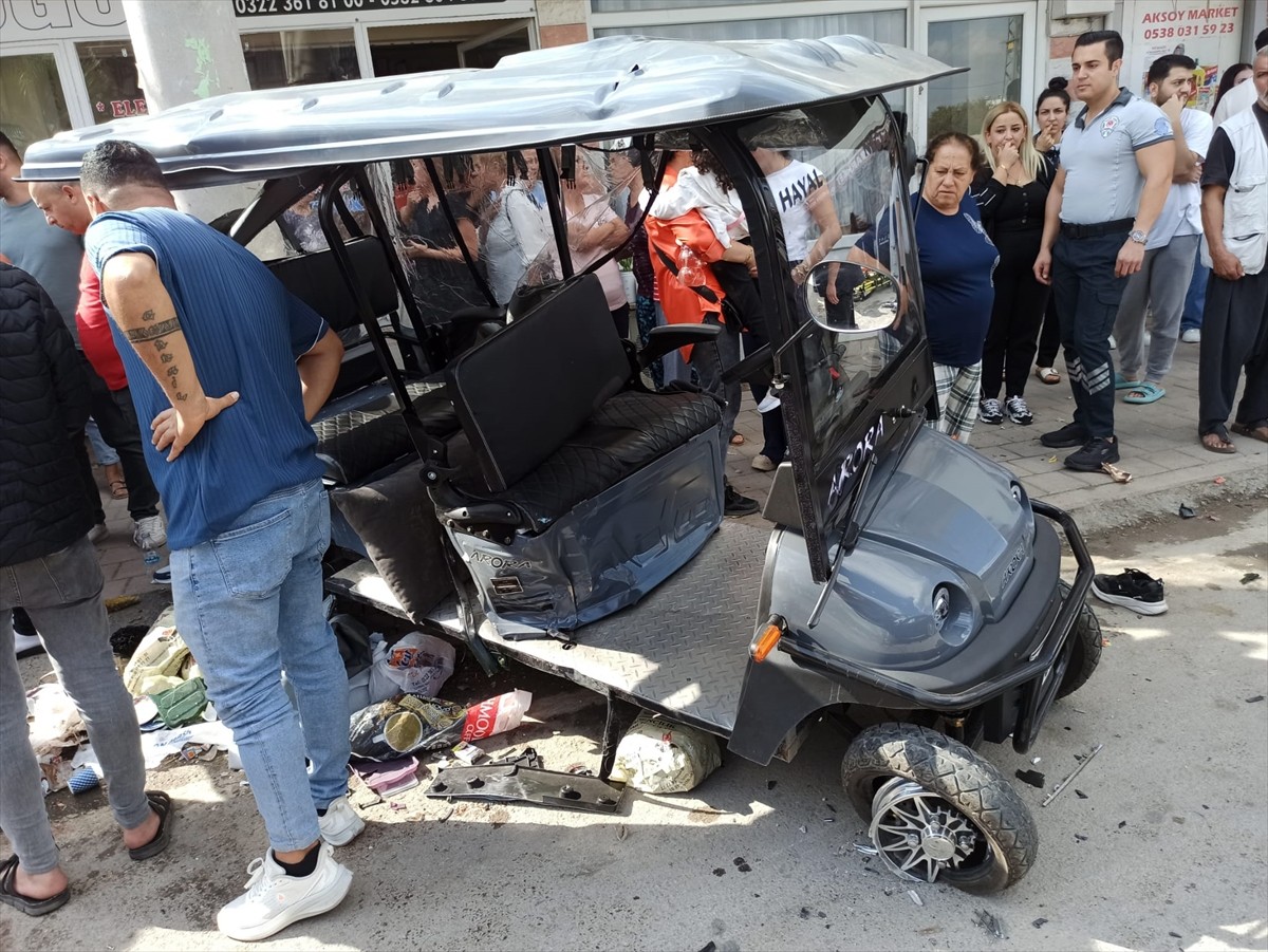Adana'nın Seyhan ilçesinde, otomobille çarpışan elektrikli golf aracındaki 3 kişi yaralandı.