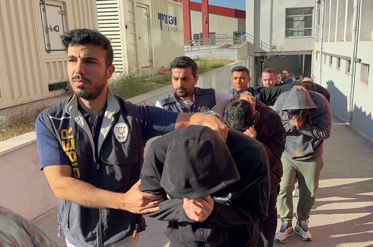 Adana merkezli 3 ilde düzenlenen yasa dışı bahis operasyonunda gözaltına alınan 30 zanlıdan 18'i...