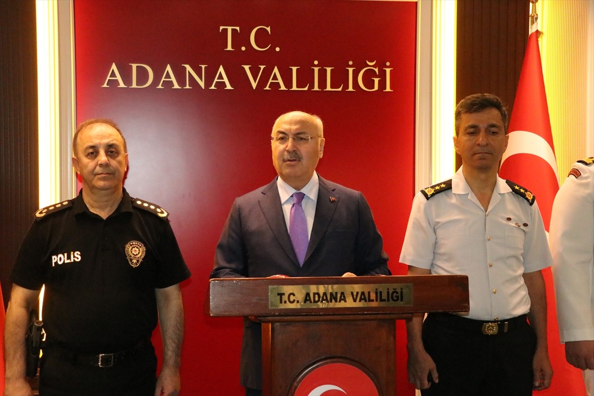 Adana Valisi Yavuz Selim Köşger (ortada), Valilikte düzenlenen "Asayiş ve Güvenlik Değerlendirme...