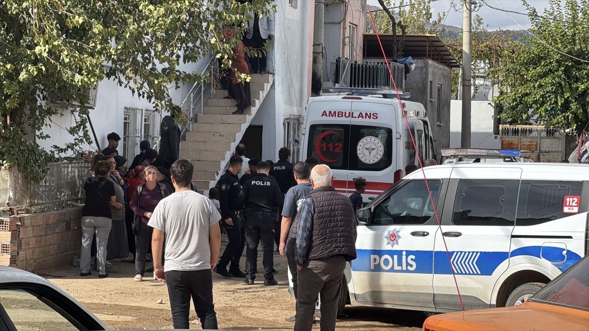 Adıyaman'da bir kişi, dini nikahlı eşini yaraladığı tabancayla intihar etti. İhbar üzerine bölgeye...