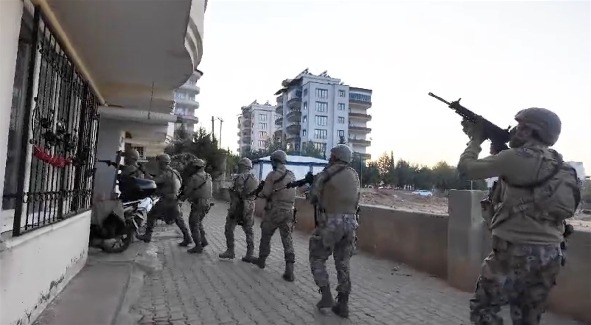 Adıyaman'da düzenlenen kaçakçılık operasyonunda 5 şüpheli gözaltına alındı.  Belirlenen ev ve iş...