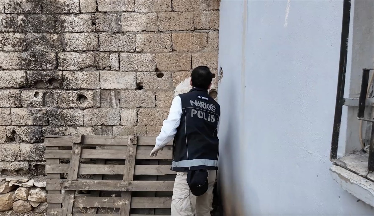 Adıyaman'da düzenlenen uyuşturucu operasyonunda gözaltına alınan 5 şüpheliden 4'ü...