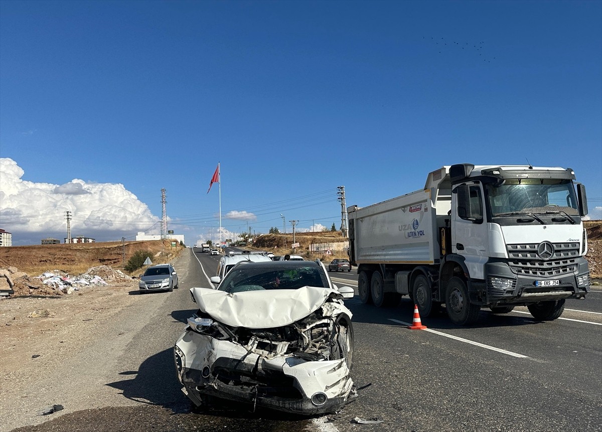 Adıyaman'da meydana gelen iki ayrı kazada 7 kişi yaralandı.