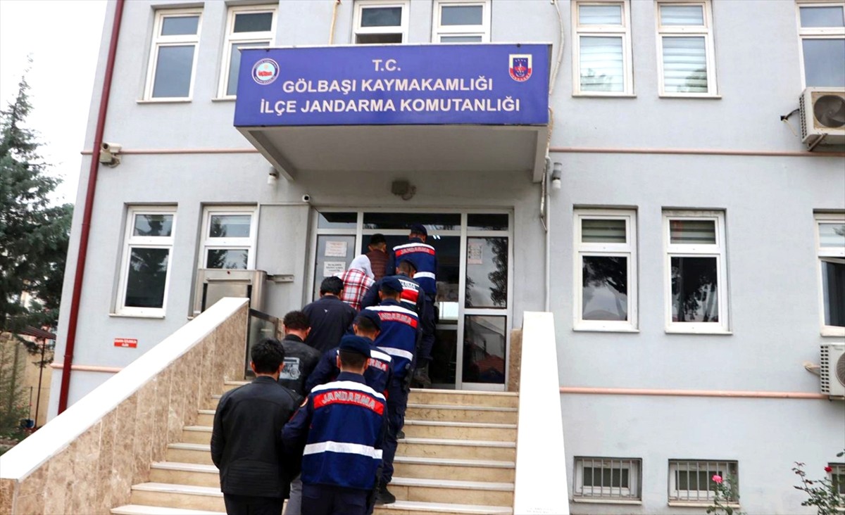 Adıyaman'ın Gölbaşı ve Malatya'nın Doğanşehir ilçelerinde düzenlenen uyuşturucu operasyonunda 10...