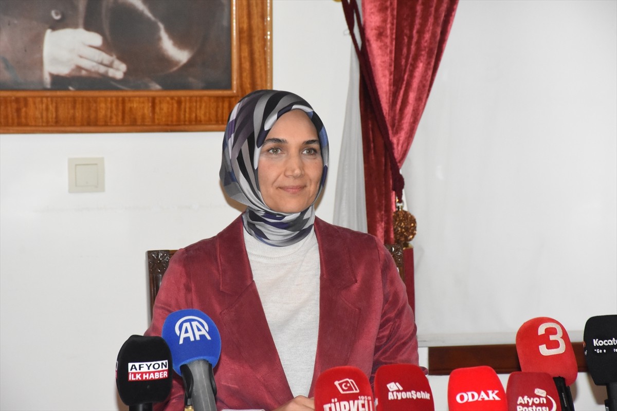 Afyonkarahisar Valisi Kübra Güran Yiğitbaşı, Valilik Toplantı Salonu'nda İl Emniyet Müdürü Ahmet...