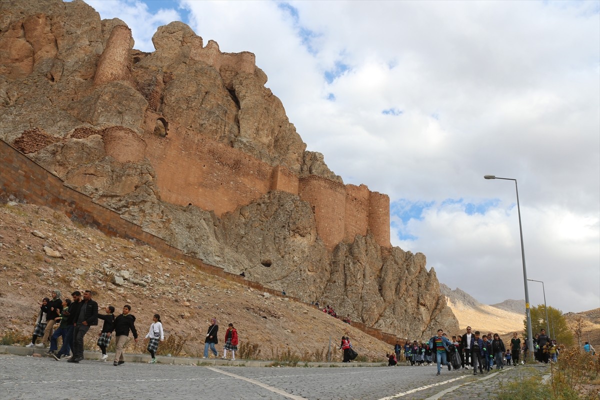 Ağrı'nın Doğubayazıt ilçesinde bulunan İshak Paşa Sarayı çevresinde farkındalık temizliği...