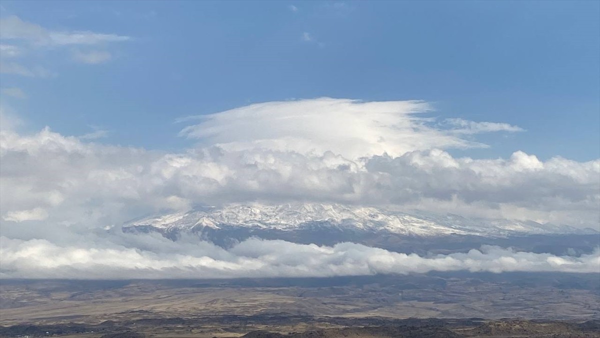 Ağrı'nın Doğubayazıt ilçesinde bulunan Türkiye'nin en yüksek dağı Ağrı, bölgede etkili olan kar...