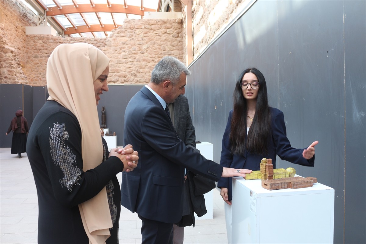 Ağrı'nın Doğubayazıt ilçesindeki İshak Paşa Sarayı'nda düzenlenen seramik sergisinin açılışı...